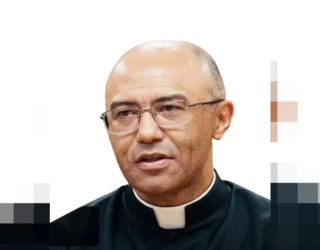 padre excomungado