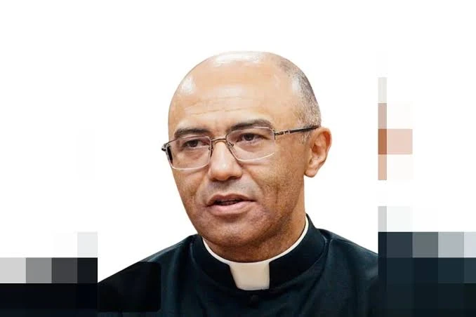 padre excomungado